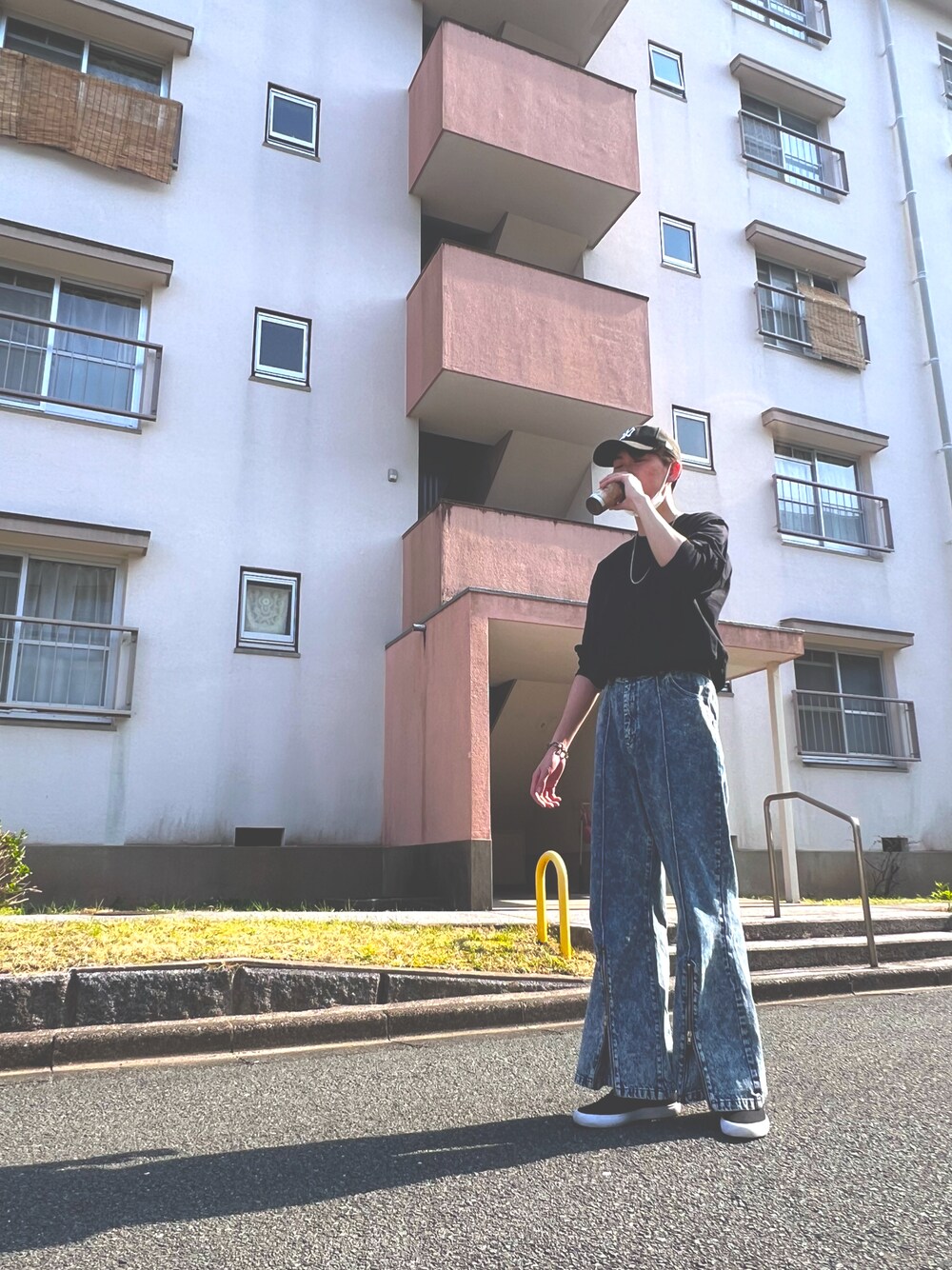 「GUのアイテム（Tシャツ/カットソー、ブラック系）」を使った、shin1567さん（メンズ・183cm）の春コーディネートの1枚目の写真