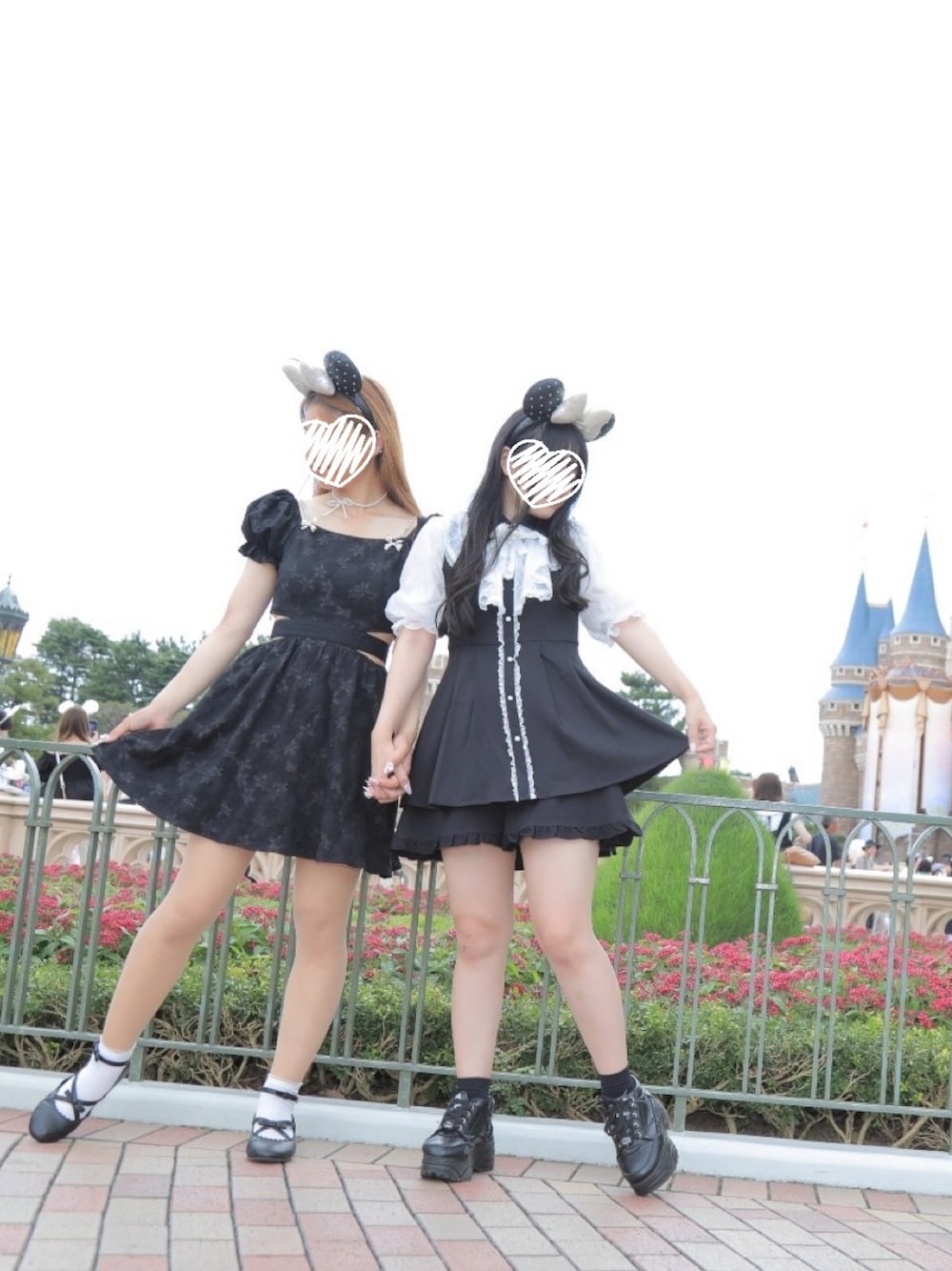 「ディズニーコーデ、ブラックコーデ、双子コーデ、双子ディズニー、フレンチガーリー、量産型ヲタク、ブラックワンピース、カチューシャ」｜「SHEINのアイテム（ワンピース、ブラック系）」を使った、ももさん（レディース・162cm）の秋コーディネートの1枚目の写真
