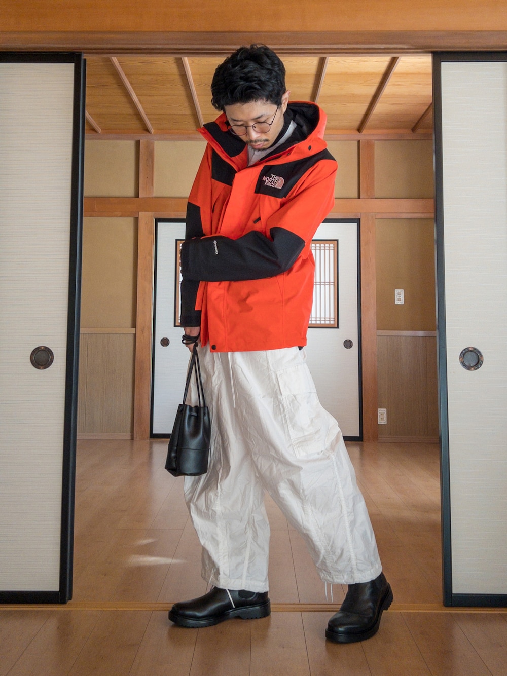 「ストリート、ビッグシルエット、パーカー、カジュアルコーデ、冬アウター、ミリタリー、カーゴパンツ、マウンテンパーカー、THE NORTH FACE、ノースフェイス、革靴、オーバーサイズ、冬コーデ、メガネ男子、ストリートコーデ」｜「THE NORTH FACEのTHE NORTH FACE MOUNTAIN JACKET（マウンテンパーカー、レッド系）」を使った、0168さん（メンズ・182cm）の冬コーディネートの1枚目の写真