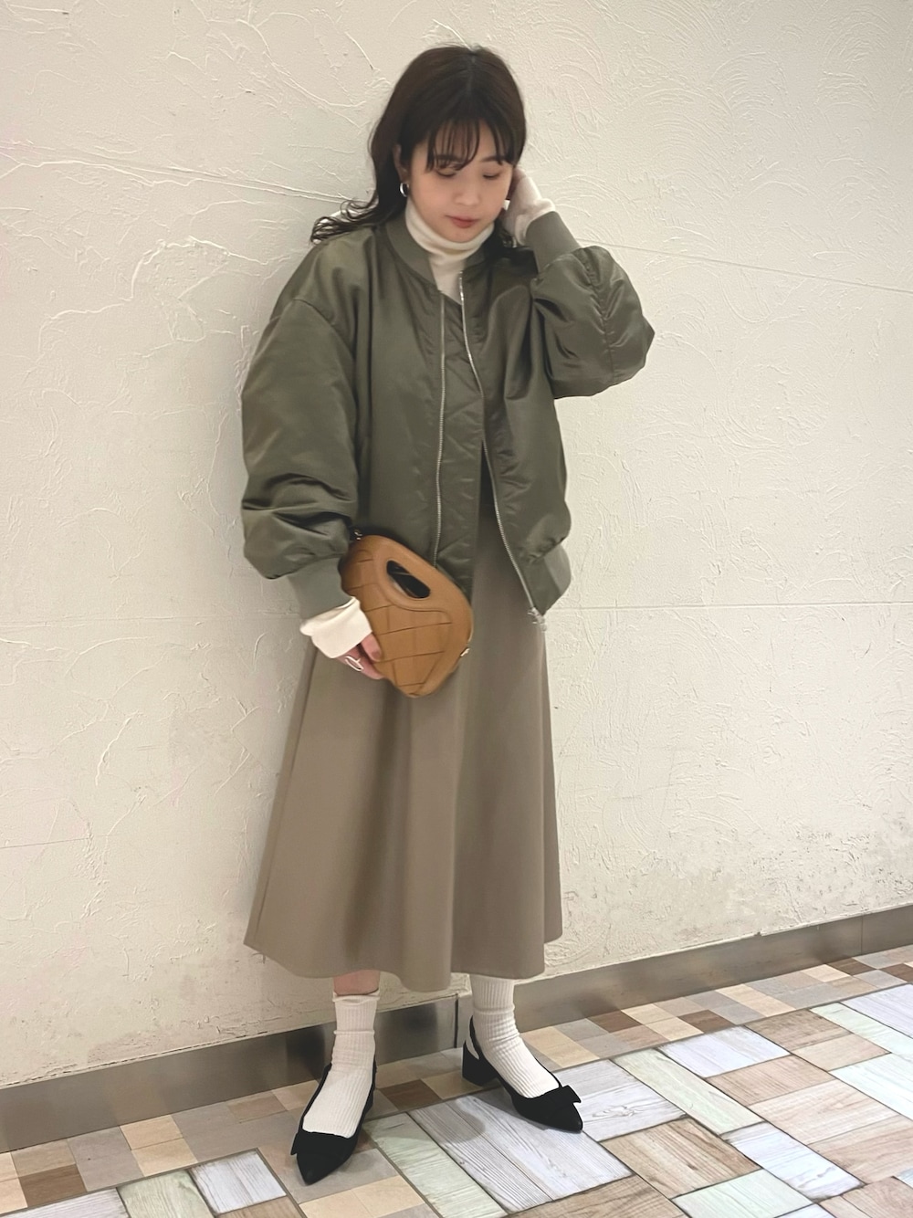 「MA-1、大人カジュアル、休日コーデ、シンプルコーデ、低身長、カジュアルコーデ、骨格ストレート、タートルネック、白ニット、レザー、スカート、フレアスカート、白ソックス、ニット、ビッグシルエット」｜「NOLLEY’S Sophiのフェイクレザーフレアスカート（スカート、ベージュ系）」を使った、ichik_nolさん（レディース・154cm）の冬コーディネートの1枚目の写真