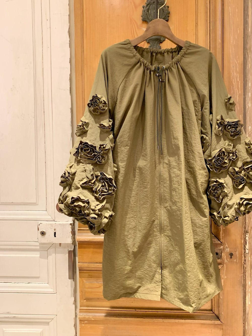 BEARDSLEY（ビアズリー）の「花袖コート（その他アウター）」 - WEAR