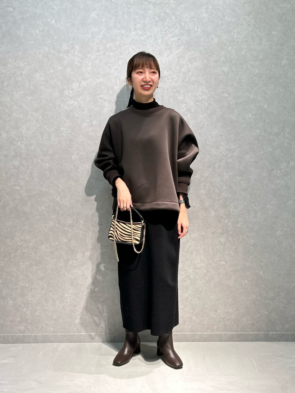 「プルオーバー、ブラウン、茶色、ニットスカート、休日スタイル、ルージュヴィフ、ルージュ･ヴィフ ラクレ(Rouge vif la cle)、Rougevif、Rouge vif la cle(Rouge vif la cle)、カジュアルコーデ、ブラウン×ブラック、ブラウンコーデ、モノトーン、シンプルスタイル、スカートコーデ」｜「Rouge vif Annaのダンボールプルオーバー（スウェット、ブラウン系）」を使った、abeさん（レディース・159cm）の冬コーディネートの1枚目の写真