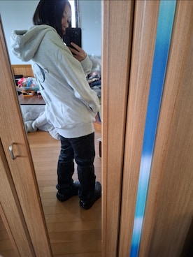 「Calvin Klein（カルバン・クライン）のアイテム（Sweatshirt、グレー系）」を使った、目さん（レディース・149cm）の春コーディネート
