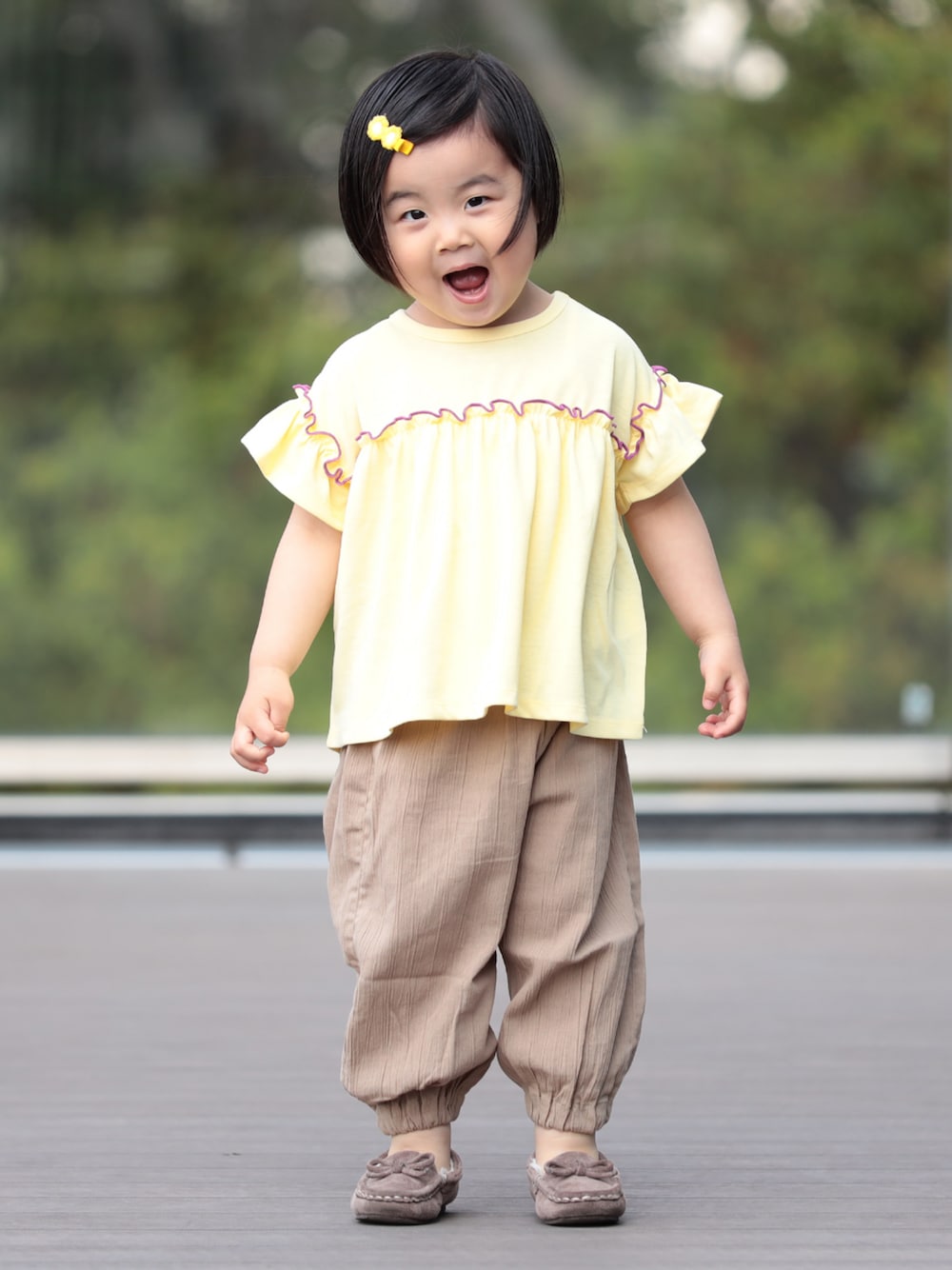 イエロー系のTシャツ/カットソーを着用したキッズの夏コーディネートの1枚目の写真