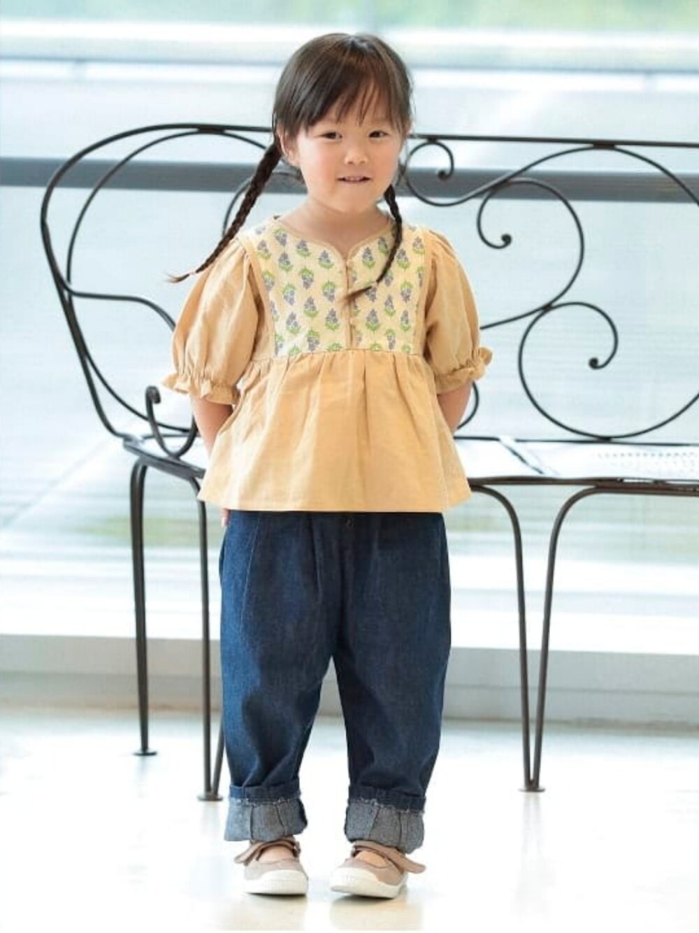イエロー系のシャツ/ブラウス、ブルー系のその他パンツを着用したキッズの春コーディネートの1枚目の写真