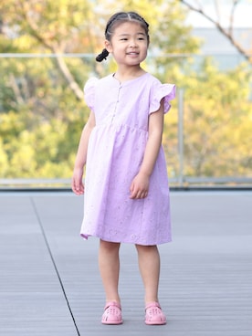 「BEAMS mini（ビームスミニ）のパンチング レース ワンピース 2026SS（90～150cm）プチプラ 通園 通学 定番（ワンピース、パープル系）」を使った、BEAMS miniさん（キッズ・110cm）の春コーディネート