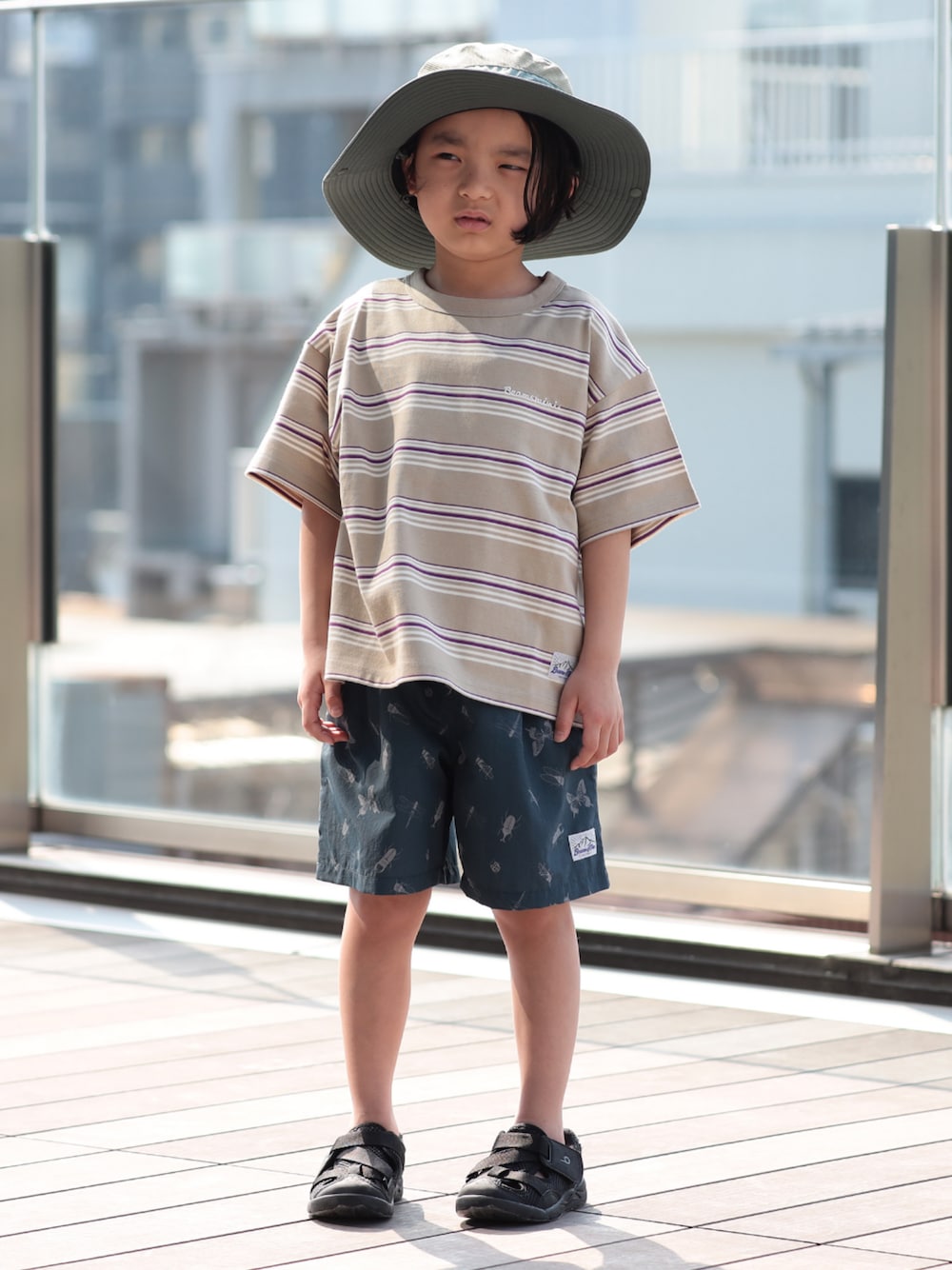 ベージュ系のTシャツ/カットソー、ブルー系のその他パンツを着用したキッズの夏コーディネートの1枚目の写真