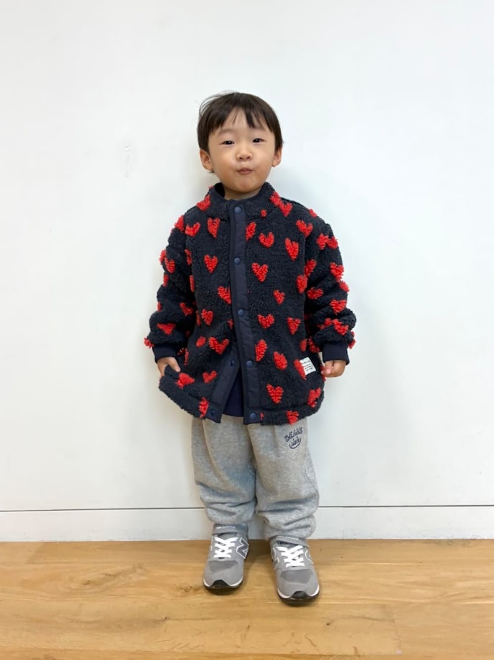 ブルー系のブルゾン、グレー系のその他パンツを着用したキッズの夏コーディネートの1枚目の写真