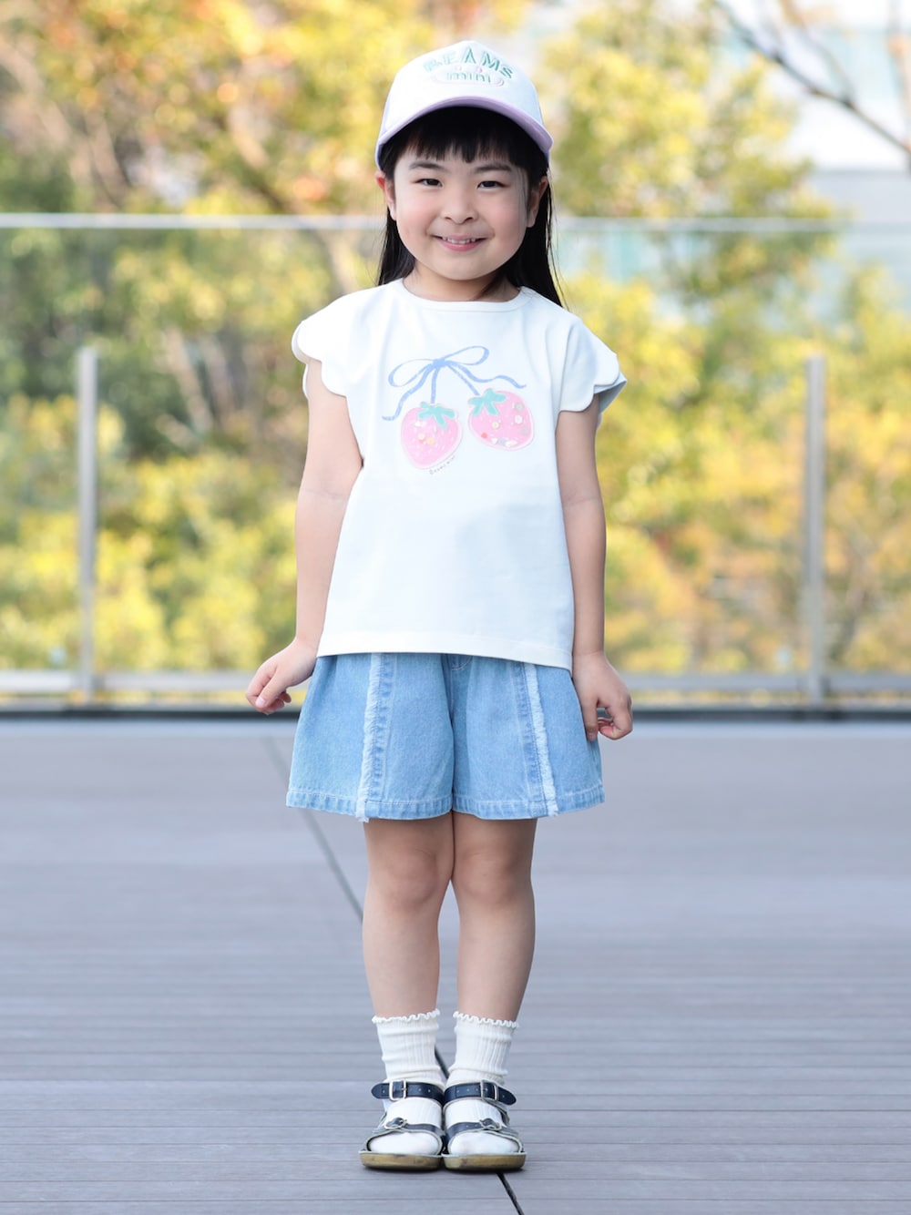 ブルー系のその他パンツ、ホワイト系のTシャツ/カットソー、パープル系のキャップを着用したキッズの春コーディネートの1枚目の写真