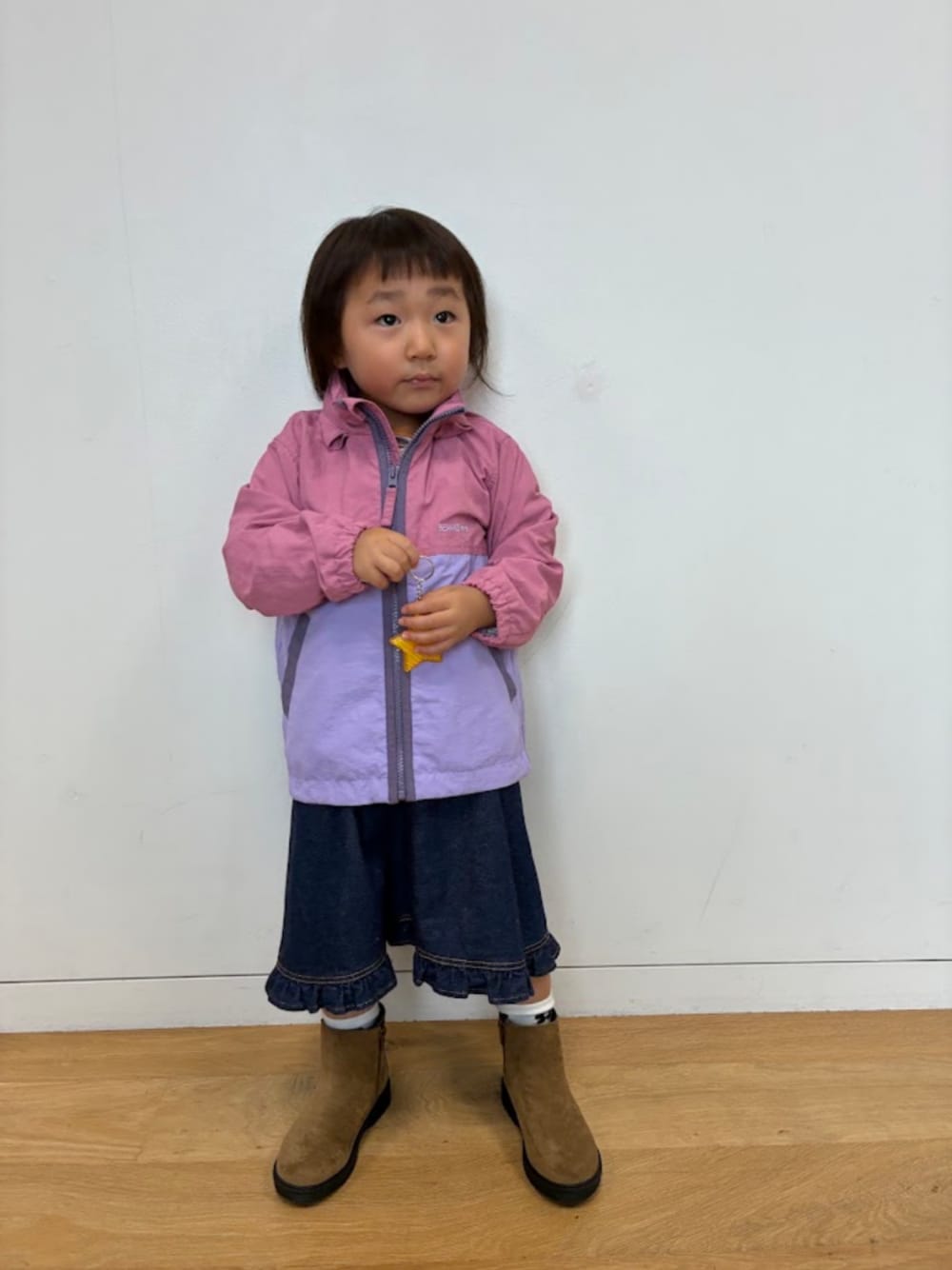 ピンク系のブルゾン、ブルー系のワンピースを着用したキッズの夏コーディネートの1枚目の写真