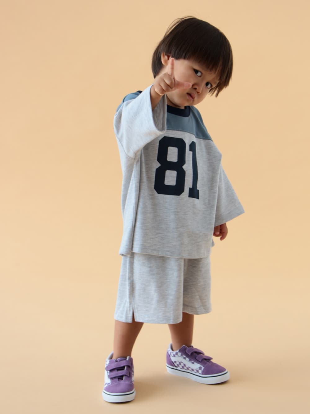 グレー系のTシャツ/カットソーを着用したキッズの夏コーディネートの1枚目の写真