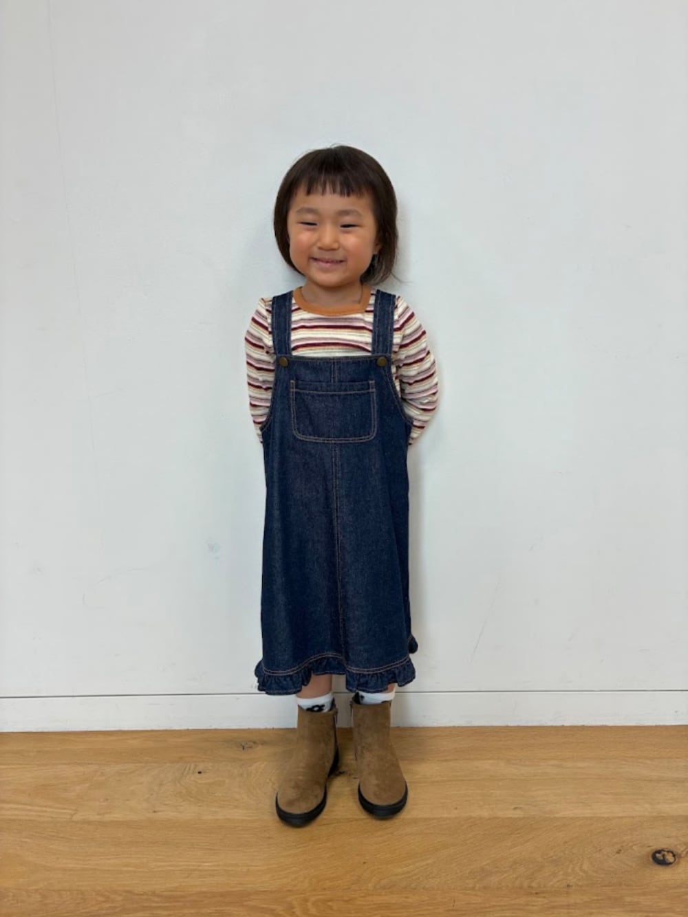 ブルー系のワンピース、ピンク系のTシャツ/カットソーを着用したキッズの夏コーディネートの1枚目の写真