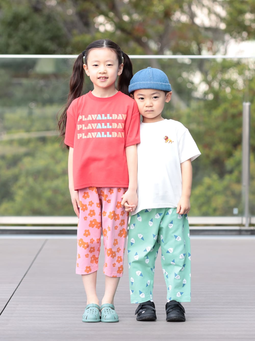 ピンク系のその他パンツ、ホワイト系のTシャツ/カットソー、レッド系のTシャツ/カットソーを着用したキッズの夏コーディネートの1枚目の写真