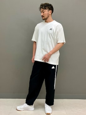 「adidas（アディダス）のエッセンシャルズ プラス ルーズフィット スモールロゴ 半袖Tシャツ / アディダス adidas（Tシャツ/カットソー、ホワイト系）」を使った、INさん（メンズ・174cm）の秋コーディネート