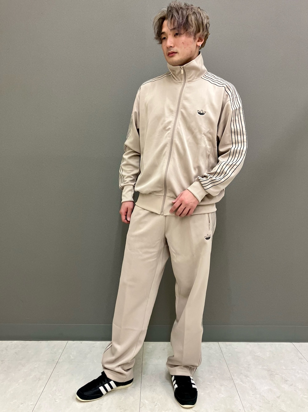 adidas（アディダス）の「アウトライントレフォイル ファイヤー