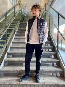 「アディダスオリジナルス」｜「アイテム（ダウンベスト）」を使った、INさん（メンズ・174cm）の冬コーディネート