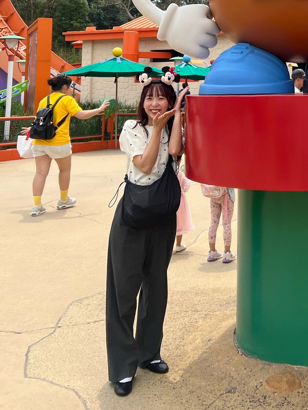 「おでかけコーデ、プチプラ、プチプラコーデ、カジュアル、カジュアルコーデ、ディズニーコーデ、ディズニー、ユニクロ、パンツスタイル」｜「UNIQLOのアイテム（スラックス、グレー系）」を使った、ｻｷさん（レディース・156cm）の秋コーディネートの1枚目の写真