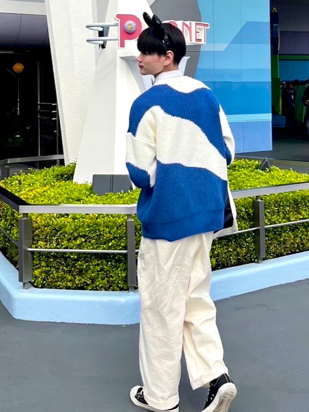 「おしゃれさんと繋がりたい、デニムパンツ、ニットセーター、春コーデ、ディズニーコーデ、シンプル、韓国ファッション、白シャツ」｜「Leath.offcialのアイテム（ニット/セーター、ブルー系）」を使った、newszoneさん（メンズ・170cm）の夏コーディネートの1枚目の写真