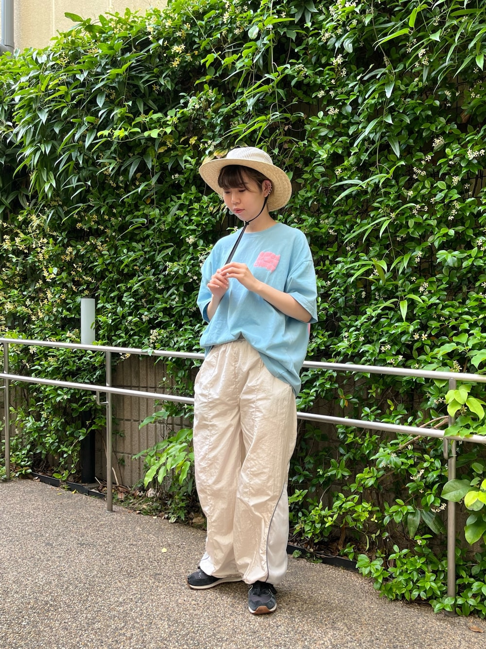 ホワイト系のその他パンツ、ブラック系のハットを着用したレディースの夏コーディネートの1枚目の写真