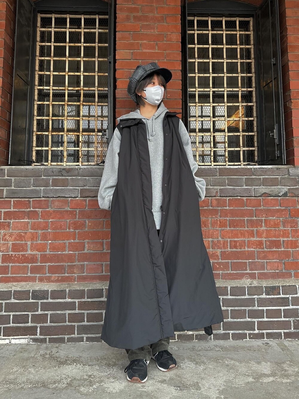 ブラック系のジャケット/アウター、グレー系のパーカー、グリーン系のパンツを着用したレディースの冬コーディネートの1枚目の写真