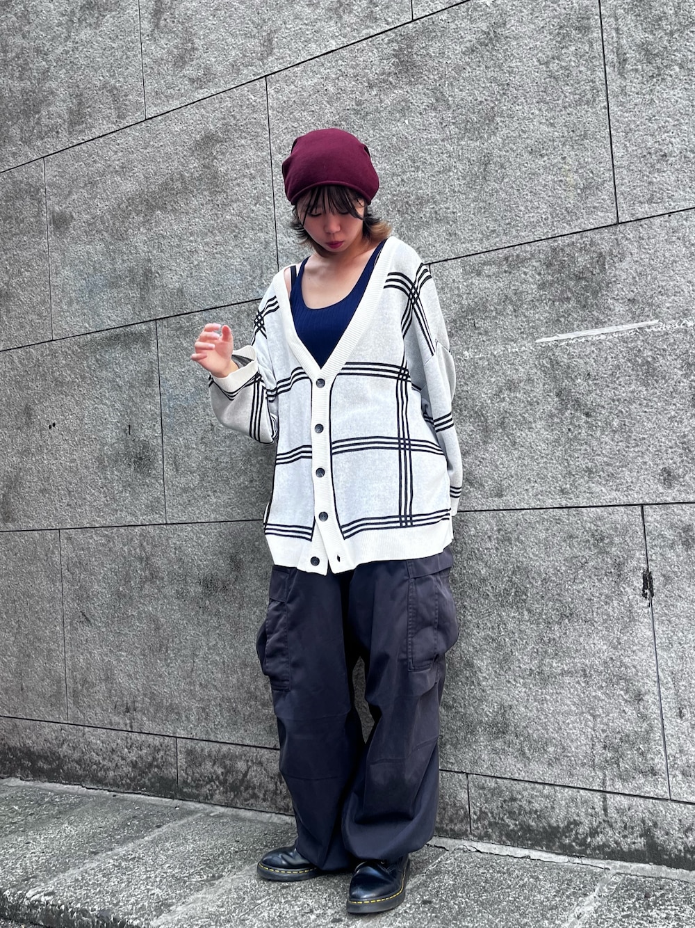 レッド系のニットキャップ/ビーニーを着用したレディースの秋コーディネートの1枚目の写真