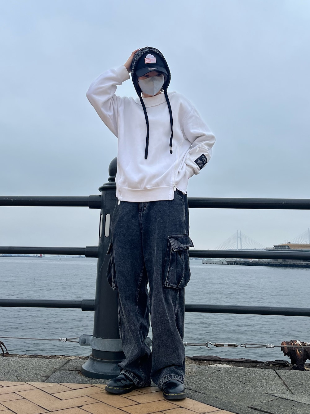 ブラック系のキャップ、ブラック系のニットキャップ/ビーニーを着用したレディースの春コーディネートの1枚目の写真