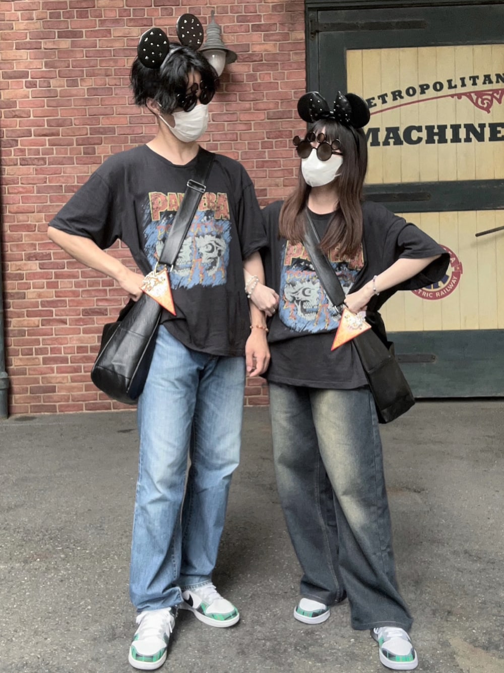 デニムパンツを使った「ディズニーコーデ」のレディース人気