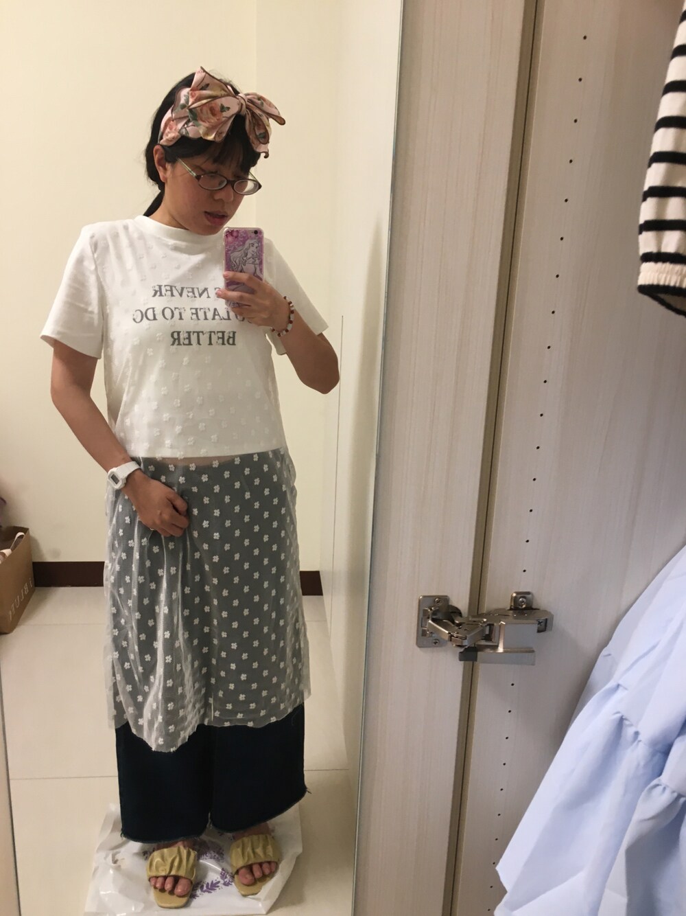 「FreeStyle」｜「ㄧ中街のアイテム（Tシャツ/カットソー、ホワイト系）」を使った、Jia-Rong Hsiehさん（骨格ナチュラル・レディース・156cm）の春コーディネートの1枚目の写真