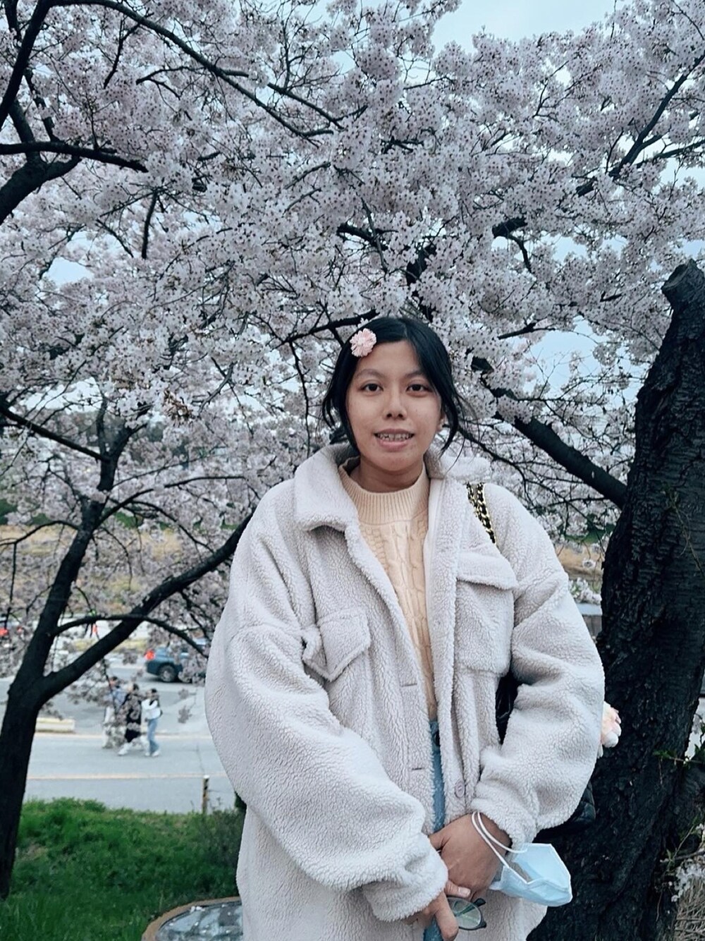 「white」｜「ㄧ中商圈のアイテム（ノーカラーコート、グレー系）」を使った、Jia-Rong Hsiehさん（骨格ナチュラル・レディース・156cm）の春コーディネートの1枚目の写真