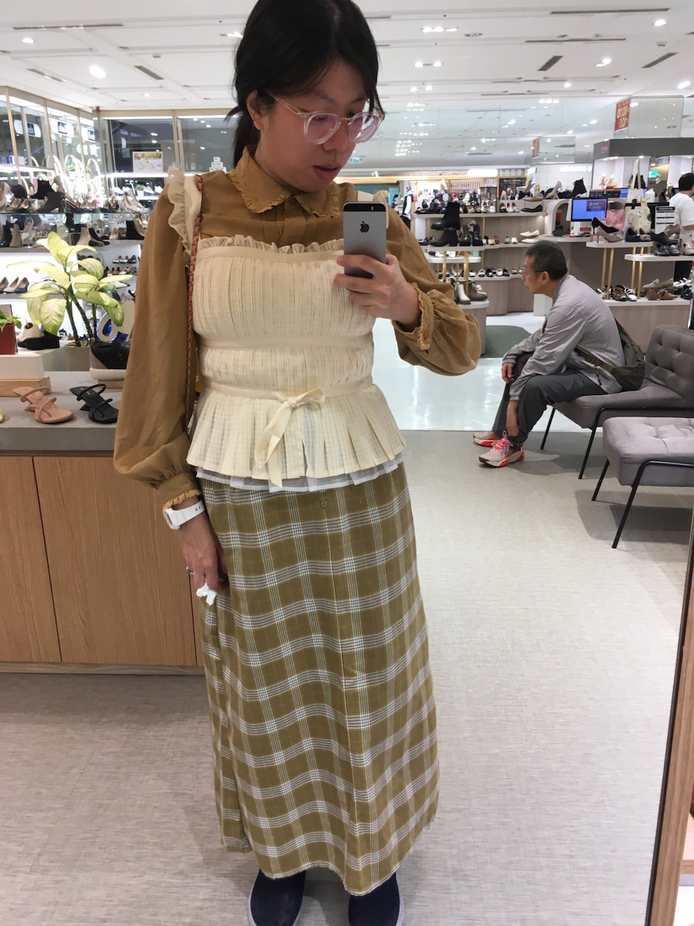 「秋っぽコーデ更新中」｜「earth music&ecologyのアイテム（スカート、イエロー系）」を使った、Jia-Rong Hsiehさん（骨格ナチュラル・レディース・156cm）の秋コーディネートの1枚目の写真