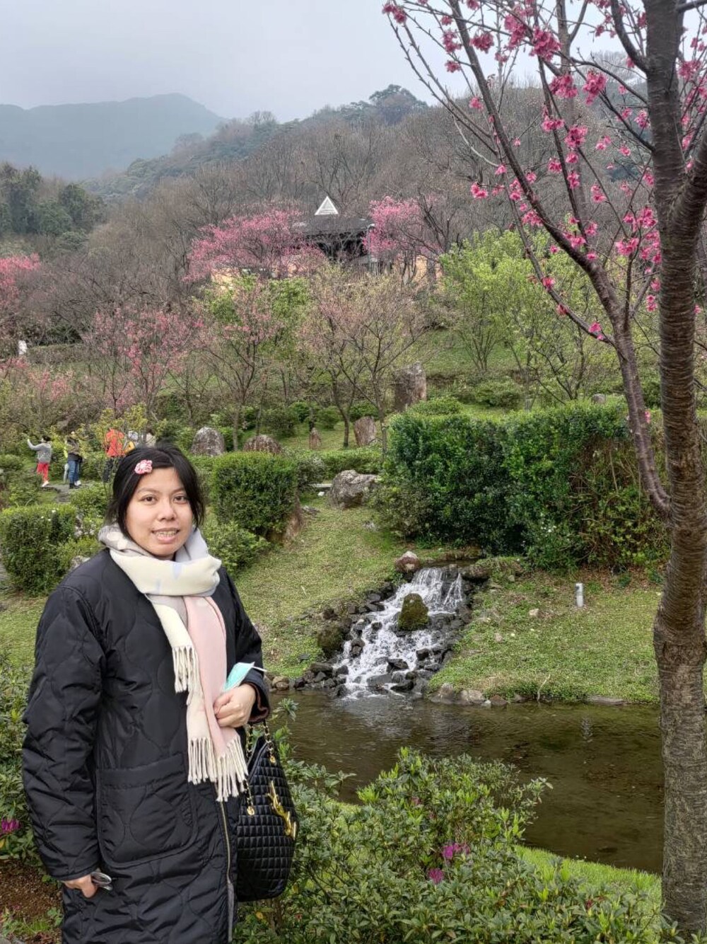 「flowers」｜「earth music&ecologyのアイテム（ノーカラーコート、ブラック系）」を使った、Jia-Rong Hsiehさん（骨格ナチュラル・レディース・156cm）の冬コーディネートの1枚目の写真