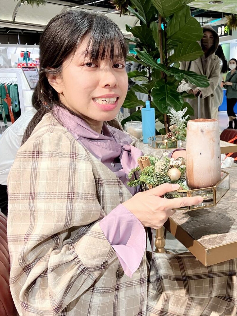「Merry Christmas」｜「earth music&ecologyのアイテム（シャツ/ブラウス、ピンク系）」を使った、Jia-Rong Hsiehさん（骨格ナチュラル・レディース・156cm）の冬コーディネートの1枚目の写真