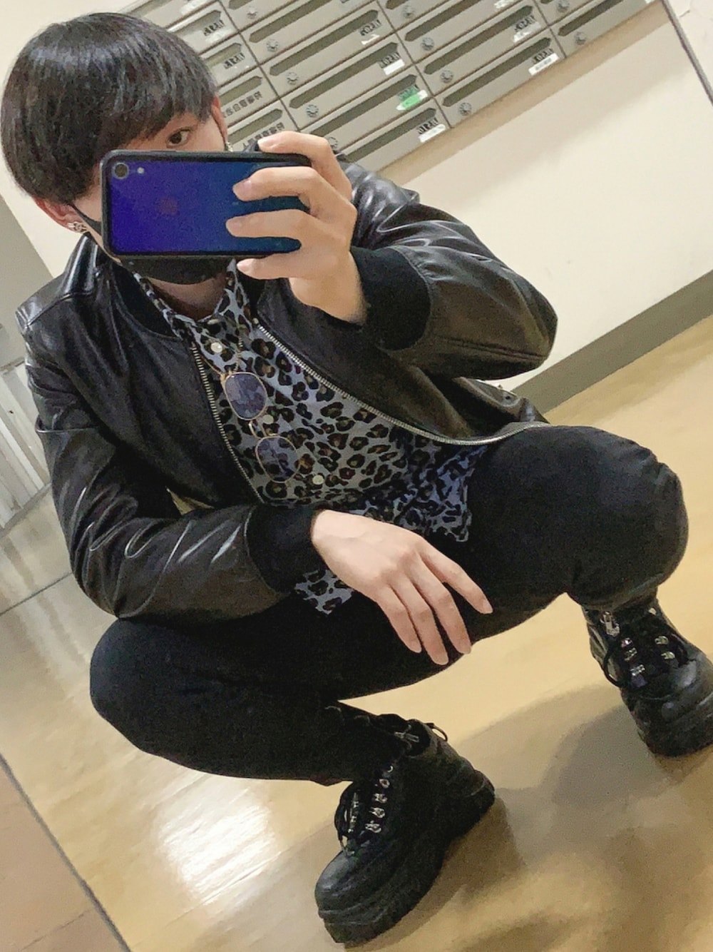 「レザージャケット、スキニーパンツ、スキニー、柄シャツ、chanel、サングラス、キレイめ、大人コーデ、versace、秋冬コーデ、おしゃれさんと繋がりたい、シャツ/ブラウス、スキニーコーデ」｜「ADRERのハイソールリングダッドスニーカー（スニーカー、ブラック系）」を使った、debuyuさん（メンズ・173cm）の秋コーディネートの1枚目の写真