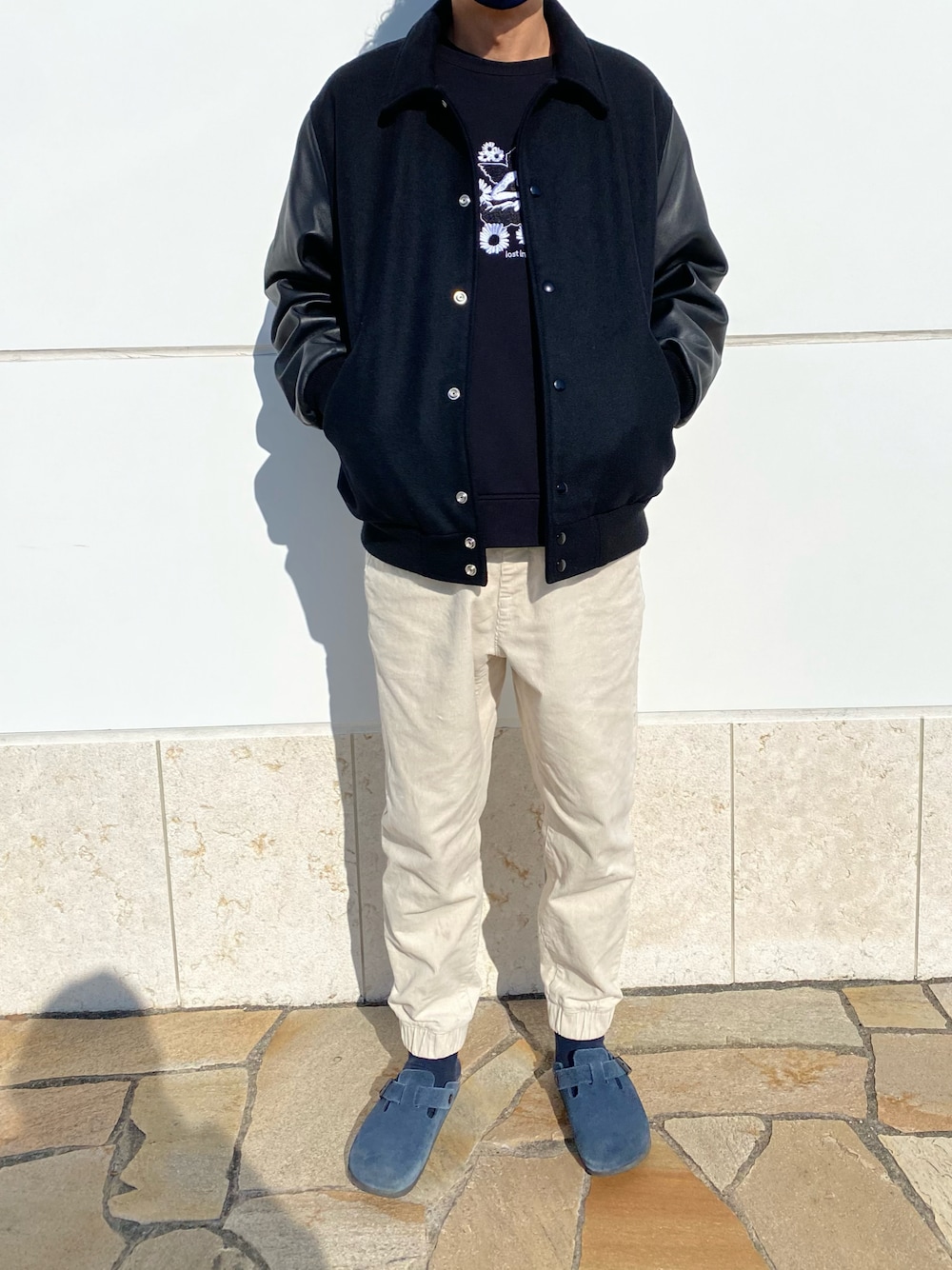 「休日コーデ、スタジャン、リラックススタイル、H&M、ZARA、ビルケンシュトック、ストリート、40代ファッション、スクーカム、コーデュロイ、シンプルコーデ」｜「ZARAのアイテム（その他パンツ、ホワイト系）」を使った、osamu76さん（メンズ・174cm）の冬コーディネートの1枚目の写真