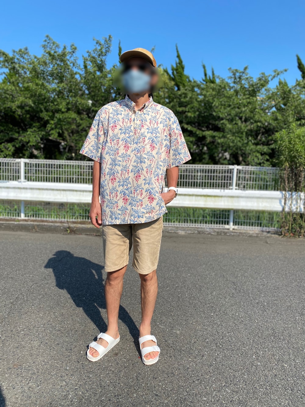 「夏コーデ、アロハシャツ、コーデュロイショーツ、パタゴニア、ビルケンシュトック、40代男性」｜「BIRKENSTOCKのアイテム（サンダル、ホワイト系）」を使った、osamu76さん（メンズ・174cm）の夏コーディネートの1枚目の写真