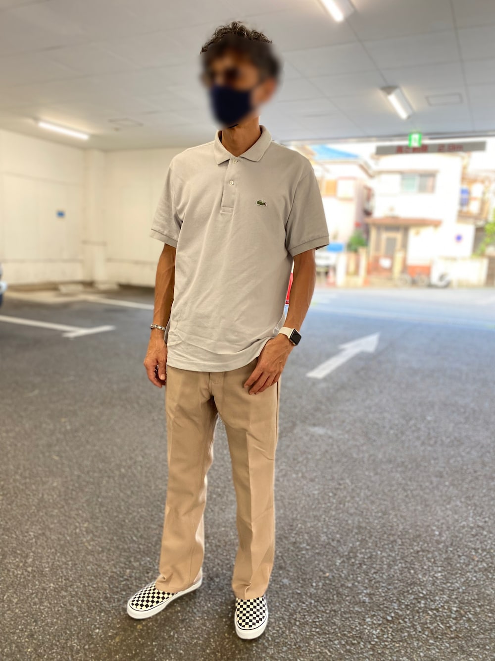 「ラコステ、ランチャードレスジーンズ、ブーツカットパンツ、ラングラー、バンズ、チェッカーフラッグ、今日のコーデ、シンプル」｜「VANSのアイテム（スニーカー、ホワイト系）」を使った、osamu76さん（メンズ・174cm）の秋コーディネートの1枚目の写真