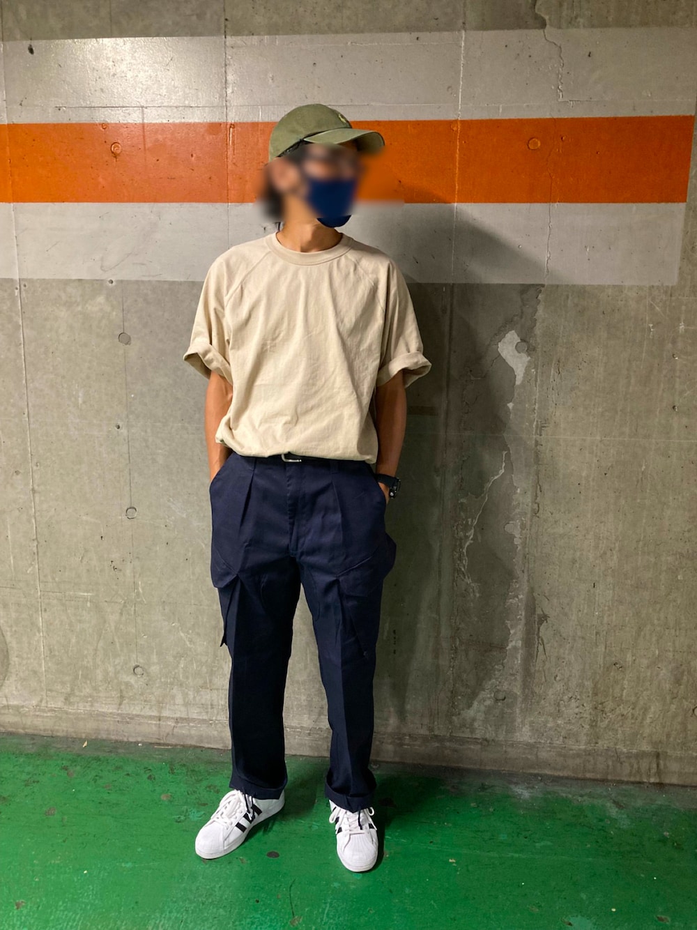 「ユニクロ、スーパースター、ロイヤルネイビー、タックインコーデ、40代」｜「UNIQLOのアイテム（Tシャツ/カットソー、ベージュ系）」を使った、osamu76さん（メンズ・174cm）の夏コーディネートの1枚目の写真