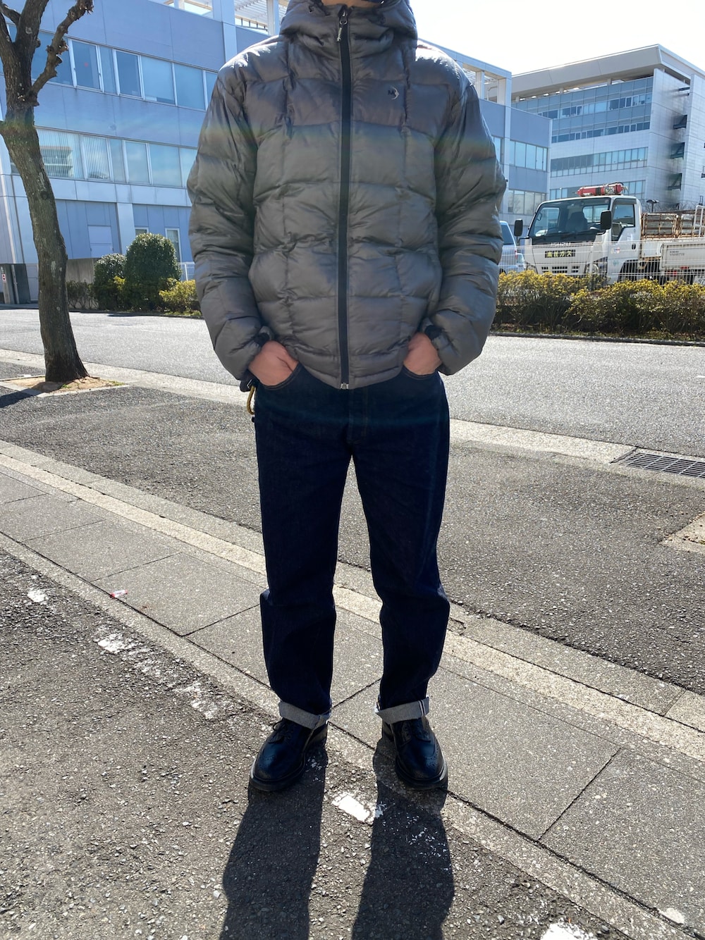「休日スタイル、シンプル、古着MIX、デニム、休日コーデ、40代ファッション、リーバイス、ダウンジャケット、革靴」｜「LEVI'S VINTAGE CLOTHINGのアイテム（デニムパンツ、ブルー系）」を使った、osamu76さん（メンズ・174cm）の冬コーディネートの1枚目の写真