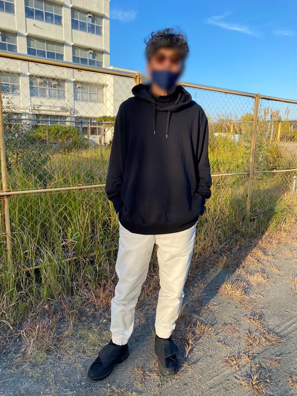「コーデュロイ、パーカー、モノトーン、オーバーサイズ、ユニクロ、プチプラ、3XL、40代ファッション、810S」｜「MoonStarのアイテム（スニーカー、ブラック系）」を使った、osamu76さん（メンズ・174cm）の秋コーディネートの1枚目の写真