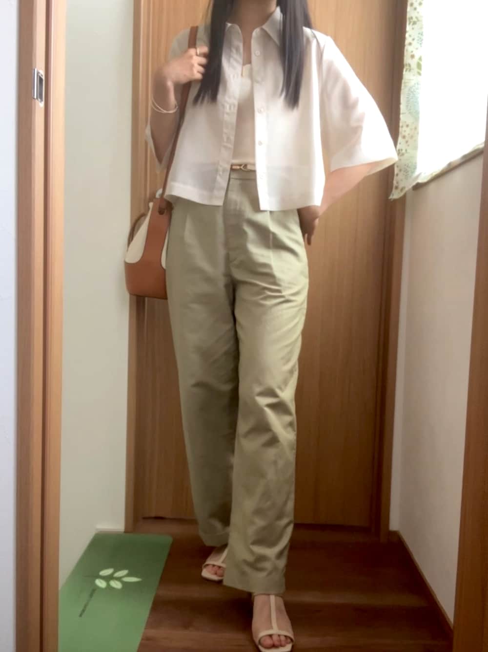 ホワイト系のシャツ/ブラウス、グリーン系のパンツ、ベージュ系のサンダルを着用したレディースの夏コーディネートの1枚目の写真