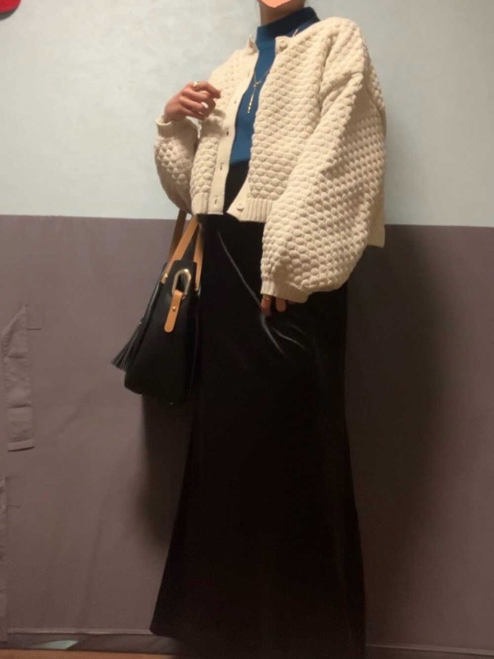 「おでかけコーデ、大人カジュアル、冬コーデ、Iラインスカート、カーディガン」｜「mily biletの【mily bilet】印象的1枚。2wayぽこぽこ軽量クロップド丈ニットカーディガン（カーディガン/ボレロ、ホワイト系）」を使った、和桜さん（骨格ナチュラル・レディース・162cm）の冬コーディネートの1枚目の写真