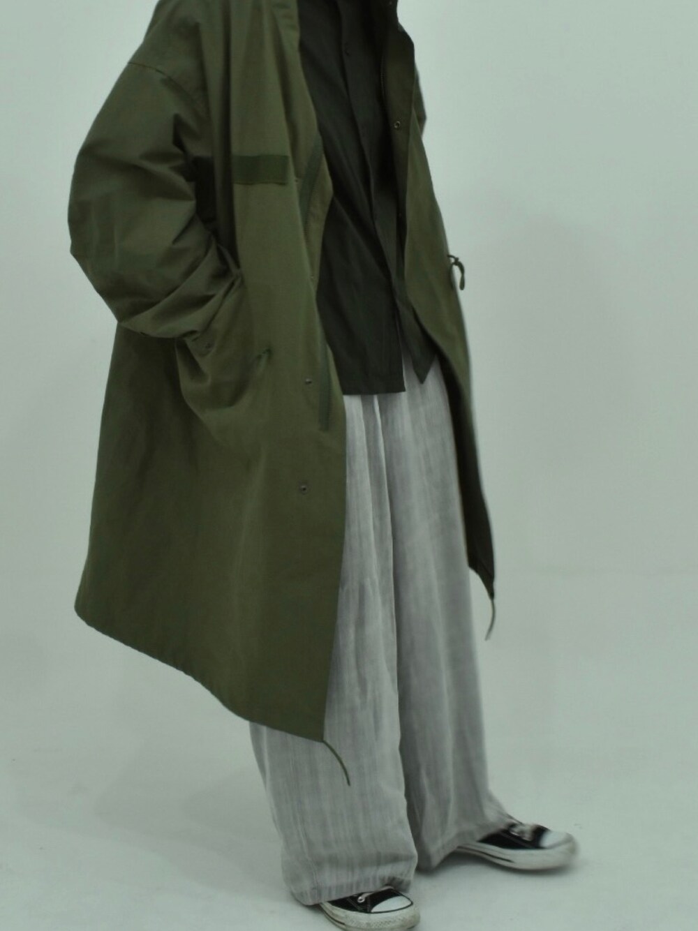 「シンプルコーデ、休日スタイル、ワイドパンツ、オトナカジュアル、ロングコート」｜「CASPER JOHNのWide Flare Buggy Pants/ワイドフレアバギーパンツ（その他パンツ、グレー系）」を使った、Kaedeさん（メンズ・167cm）の冬コーディネートの1枚目の写真