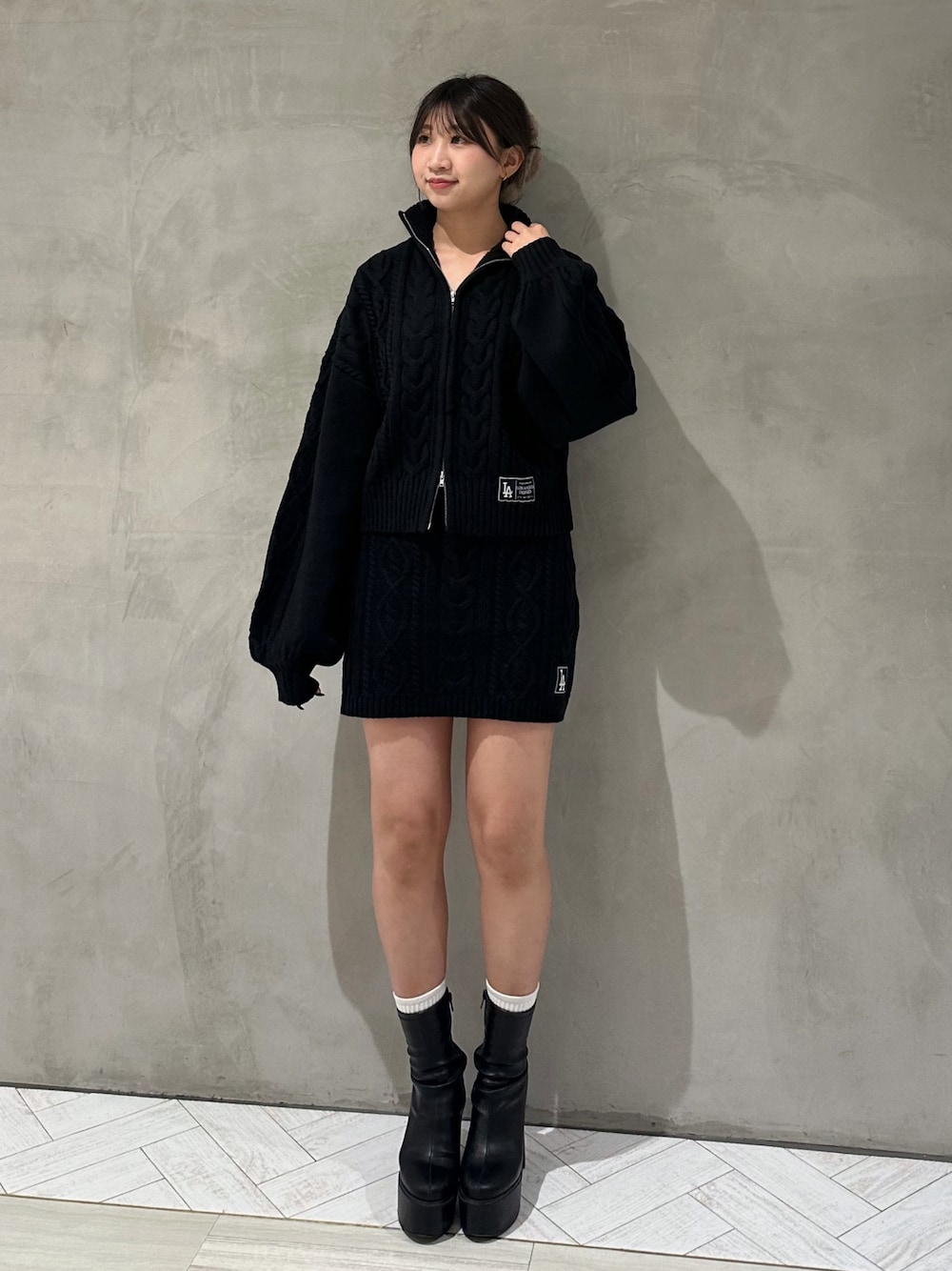 「ニット、ニットセットアップ、秋コーデ、セットアップ、秋服、ブーツ、157cmコーデ、黒コーデ、カジュアルスタイル、MLB」｜「BACK TO THE FIELDの【MLB】ワッペン付ハイネックケーブルニットセットアップ（ワンピース、ブラック系）」を使った、SHIHOさん（レディース・157cm）の秋コーディネートの1枚目の写真