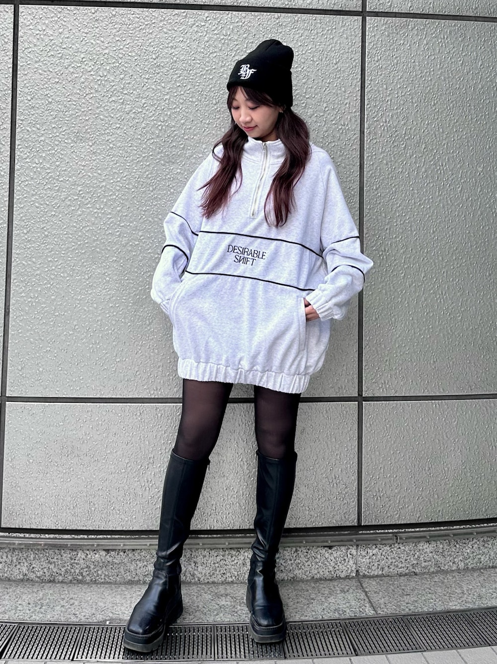 「ハーフジップ、ビーニー、トレーナー、ロングブーツ、ストリート、157cm、ワンピース、スパイラルガール、BTTF、冬服」｜「SPIRALGIRLの配色パイピングハーフZIPトレーナー（スウェット、グレー系）」を使った、SHIHOさん（レディース・157cm）の冬コーディネートの1枚目の写真