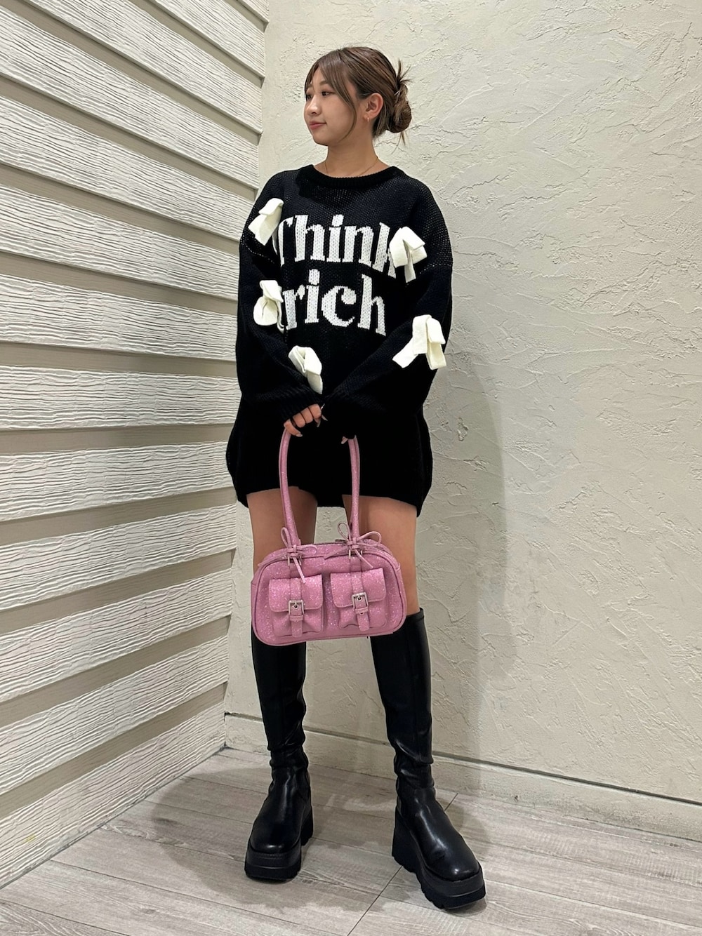 「ニット、ミドルブーツ、バッグ、秋冬コーデ、157㎝、ニットコーデ、ワンピース、スパイラルガール、リボン、ピンクバッグ」｜「SPIRALGIRLのリボンモチーフジャガードニット（ニット/セーター、ブラック系）」を使った、SHIHOさん（レディース・157cm）の秋コーディネートの1枚目の写真