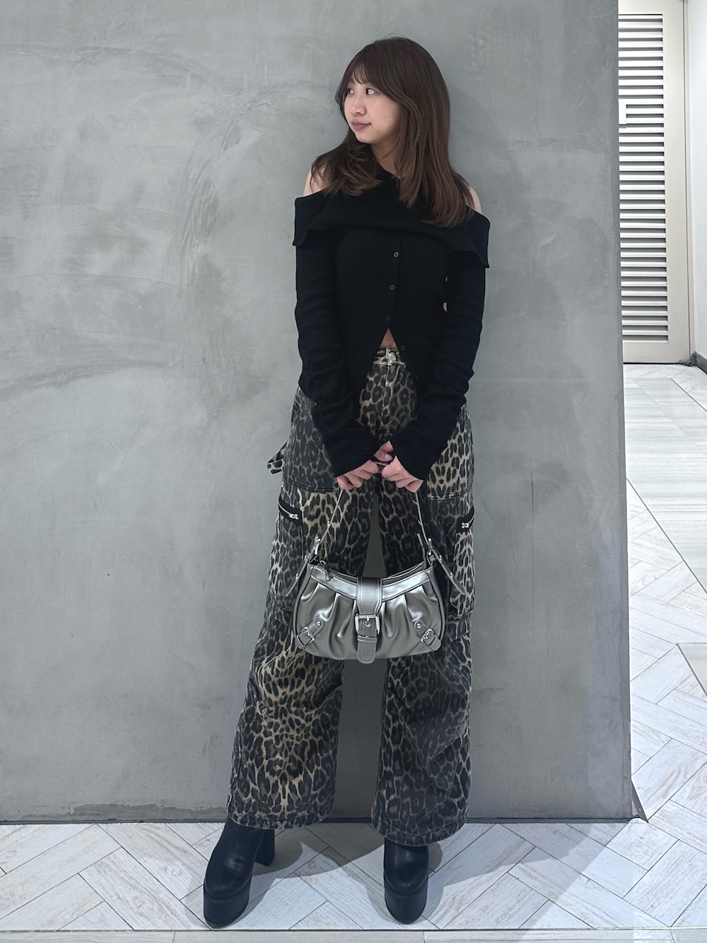 「春服コーデ、レオパード、ワイドパンツ、オープンショルダー、トップス、ブラック、バッグ、フード付きトップス、157cm、スパイラルガール」｜「SPIRALGIRLのフード付きオープンショルダートップス（Tシャツ/カットソー、ブラック系）」を使った、SHIHOさん（レディース・157cm）の春コーディネートの1枚目の写真
