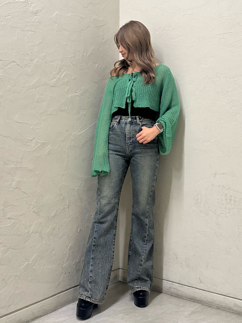 「お出かけコーデ、スパイラルガール、MLB、BTTF、デニム、ニットカーディガン、157cm、グリーン、フレアパンツ、秋服コーデ」｜「BACK TO THE FIELDの【MLB】ポケットロゴフレアデニム（デニムパンツ、ブルー系）」を使った、SHIHOさん（レディース・157cm）の夏コーディネートの1枚目の写真