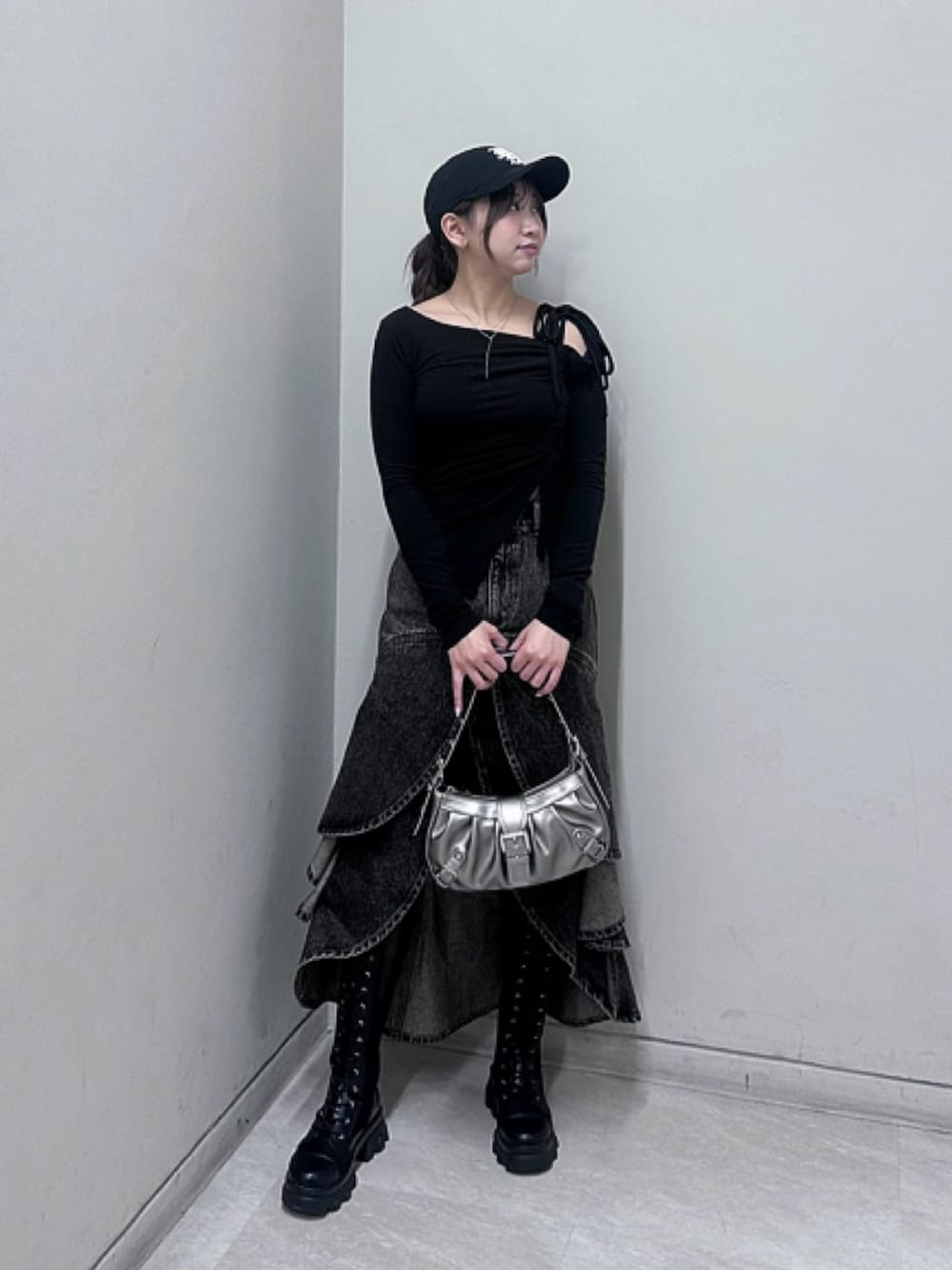 「春コーデ、ワントーンコーデ、デニムスカート、ワンショルダートップス、トップス、ロングスカート、メッシュブーツ、スパイラルガール、157cm」｜「SPIRALGIRLのワンショルダードロストリボントップス（Tシャツ/カットソー、ブラック系）」を使った、SHIHOさん（レディース・157cm）の春コーディネートの1枚目の写真