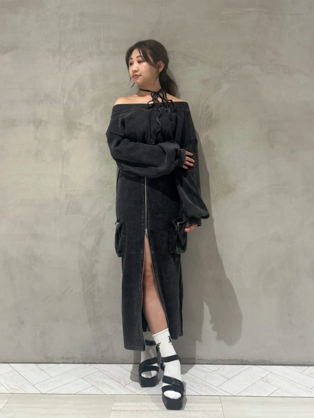 「お出かけコーデ、ピグメント、セットアップ、157cm、ブラック、スカート、オフショル、チョーカー」｜「SPIRALGIRLのピグメントチョーカーオフショルスウェットトップス（スウェット、ブラック系）」を使った、SHIHOさん（レディース・157cm）の夏コーディネートの1枚目の写真