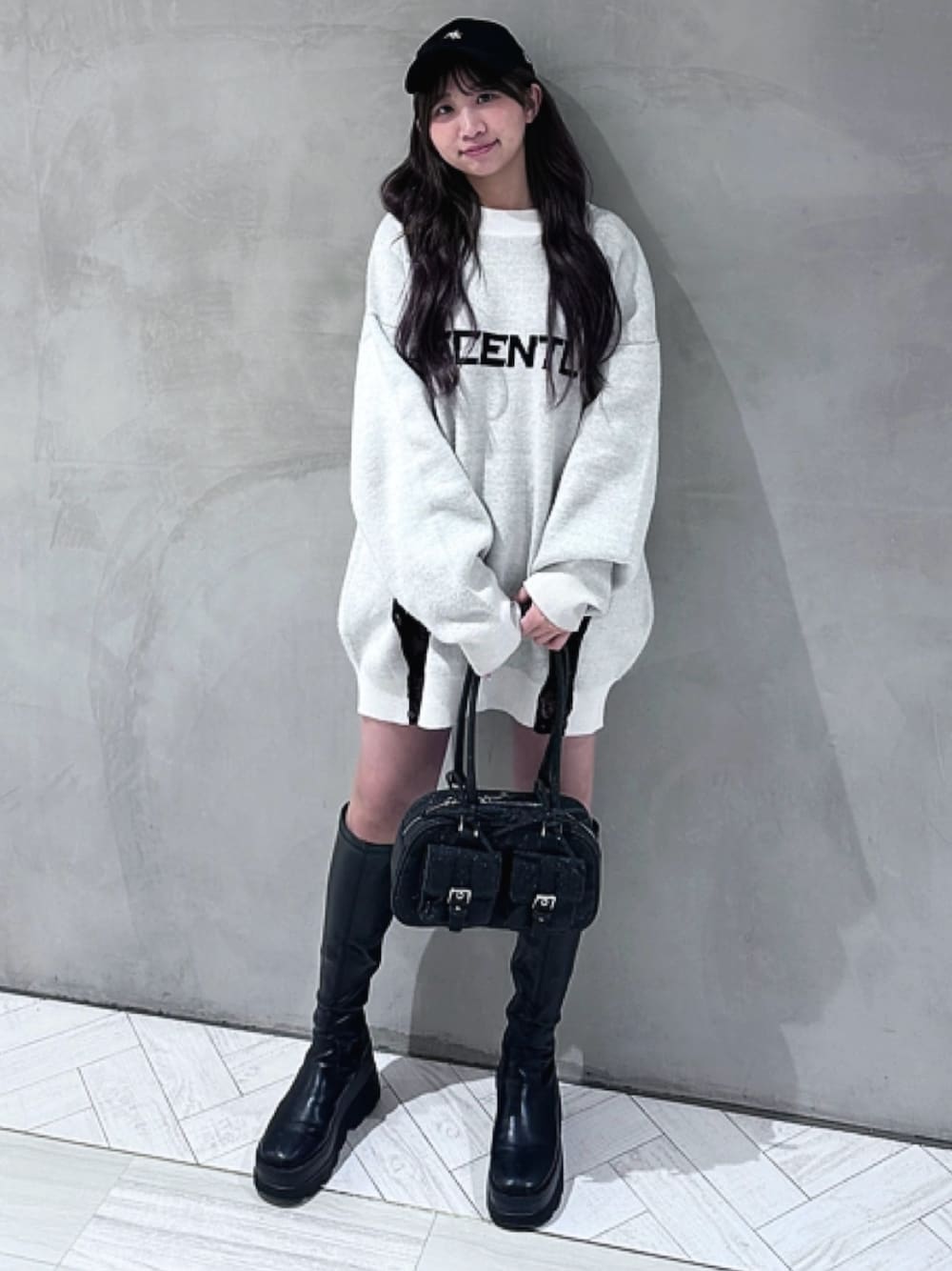 「お出かけコーデ、ニットコーデ、ホワイトコーデ、ニット、ワンピース、スポーティ、ロングブーツ、157cm、キャップ、スパイラルガール」｜「SPIRALGIRLのユニフォームレースドッキングニット（ニット/セーター、ホワイト系）」を使った、SHIHOさん（レディース・157cm）の冬コーディネートの1枚目の写真